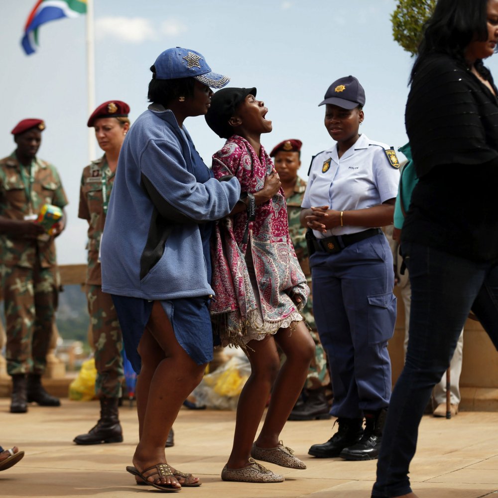 Velatorio de Nelson Mandela termina con miles de personas sin despedirlo