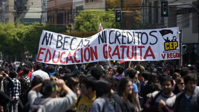 Confech reiteró llamado a movilizaciones en 2014 a días del balotaje