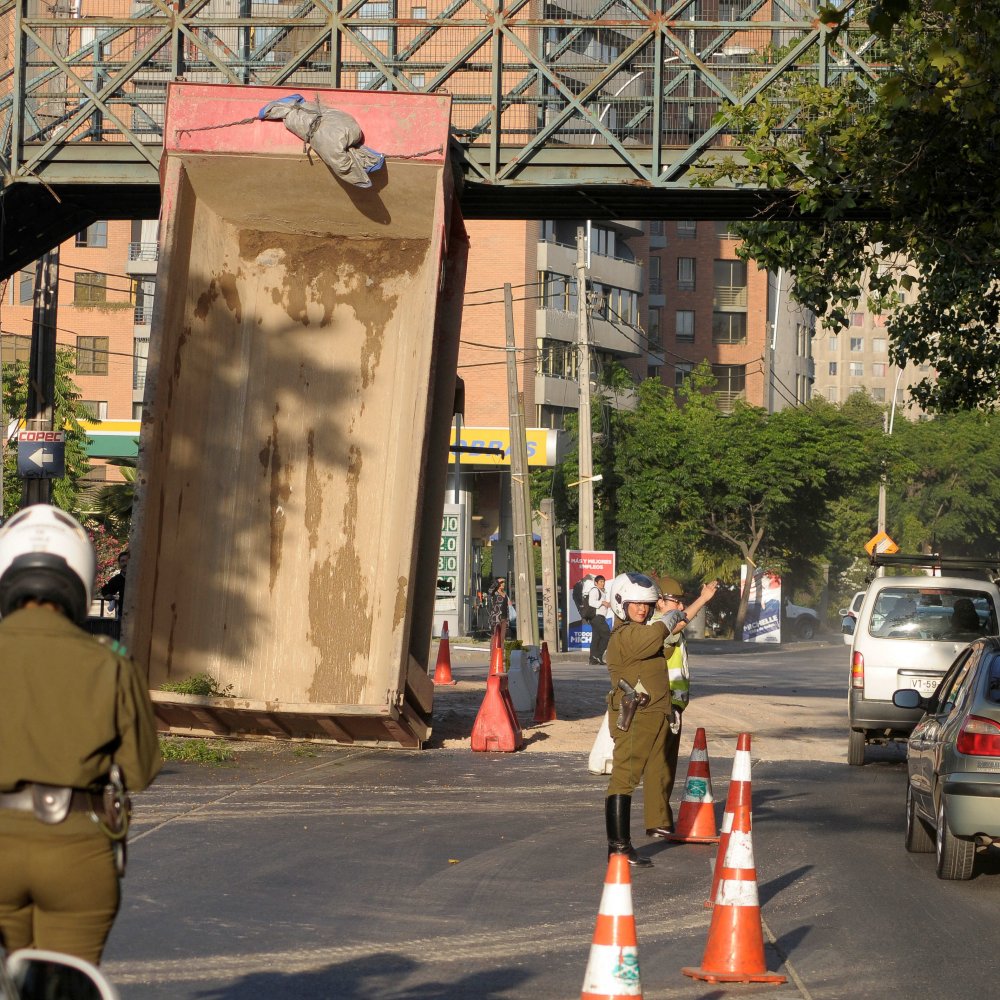 Camión chocó con pasarela en pleno centro de Santiago