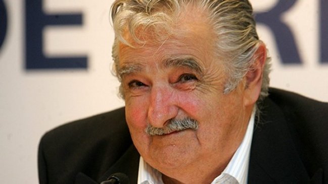 Mujica piensa adoptar 40 niños y jóvenes pobres cuando finalice su mandato