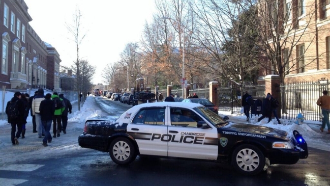 Universidad de Harvard es evacuada tras alerta de posibles artefactos explosivos