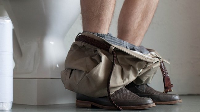 Hombre salvó con vida luego que serpiente le mordiera el pene en un baño público