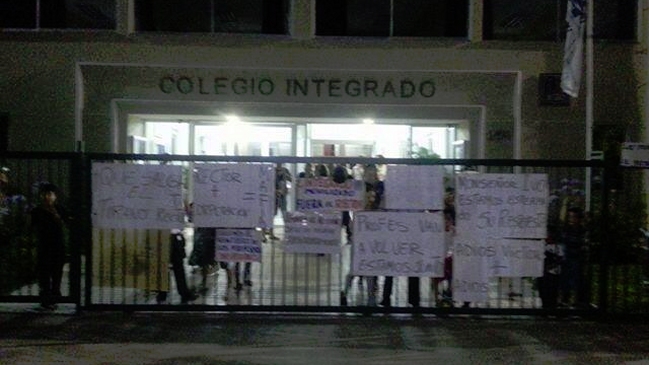 Apoderados se tomaron colegio en Talca por despido de profesores
