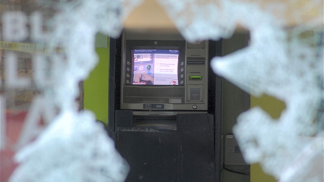 Tres robos simultáneos de cajeros se registraron de madrugada en Santiago