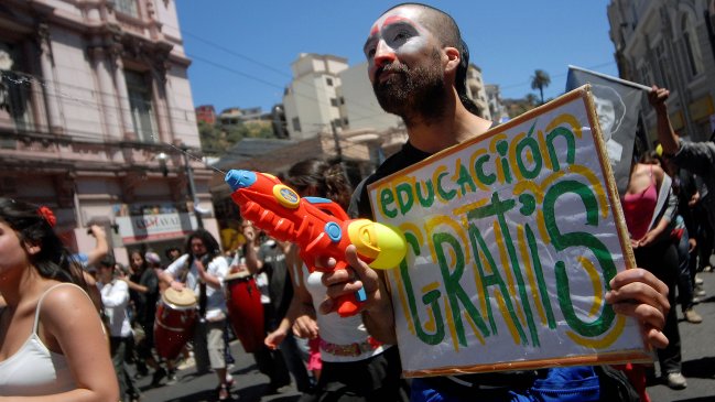 ¿Es buen negocio obtener título universitario?