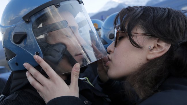 Activista podría recibir pena de cárcel por besar a policía