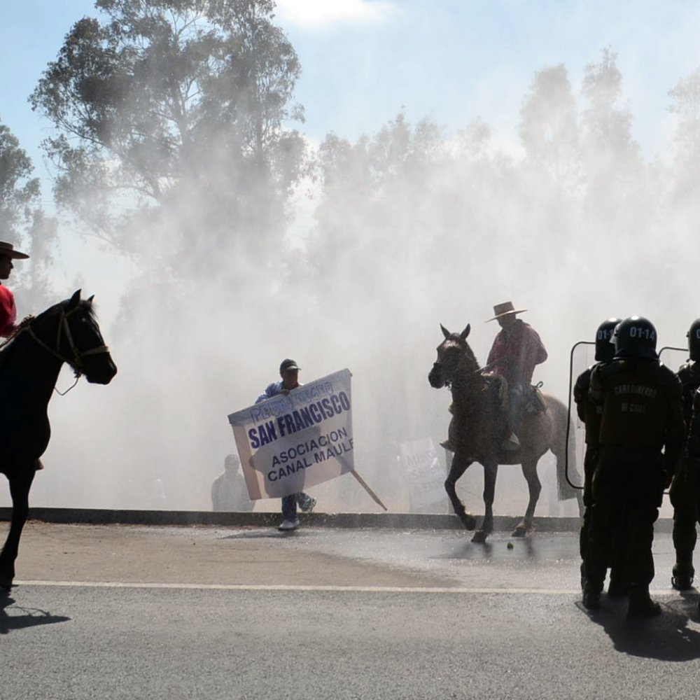 Regantes del Maule protestaron contra Endesa en la Ruta 5 Sur