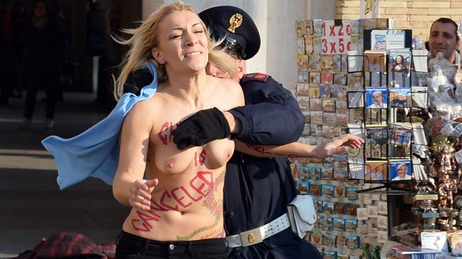 Protesta con torso desnudo a favor del aborto en el Vaticano