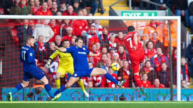 Gary Medel fue titular en caída de Cardiff ante Liverpool que alcanzó la cima