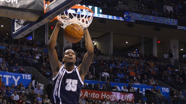 Oklahoma City Thunder derribó a San Antonio Spurs en duelo de líderes en la NBA