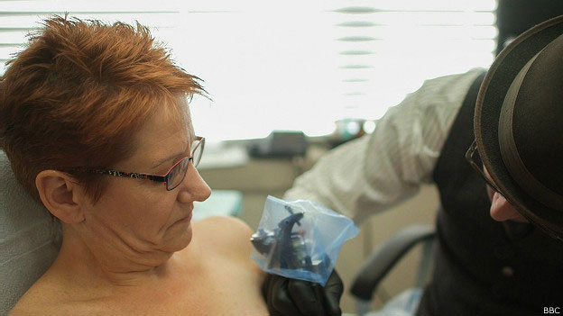 Mujeres recuperan con tatuajes los pezones que perdieron por cáncer