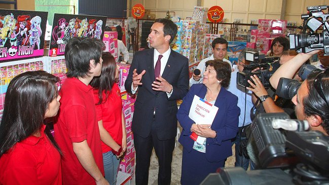 Ministro salió a recordar horarios del comercio en Navidad