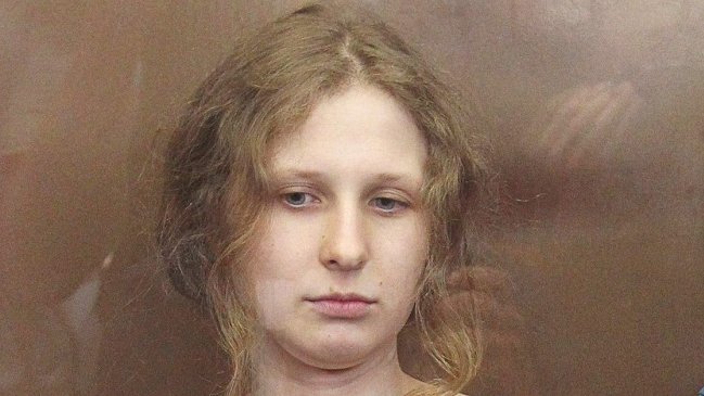 Miembro de las Pussy Riot fue liberada tras casi dos años de prisión