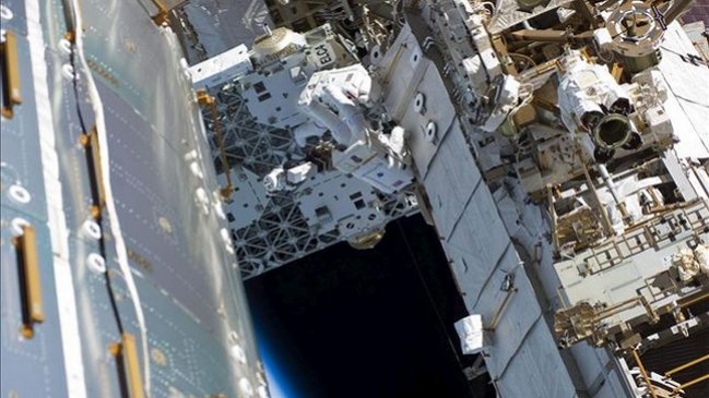 Astronautas inician segunda caminata espacial para reparar fallo en la EEI