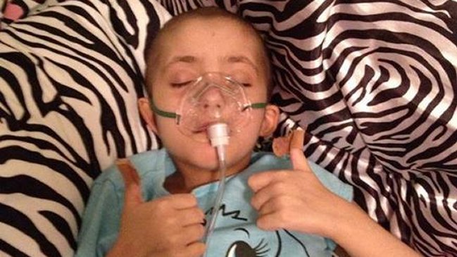 Multitud cantó villancicos a niña con leucemia terminal