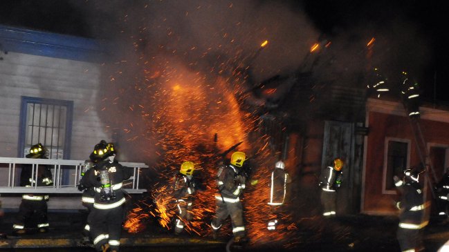 Parrillada mal apagada provocó incendio que consumió cuatro casas en Quinta Normal