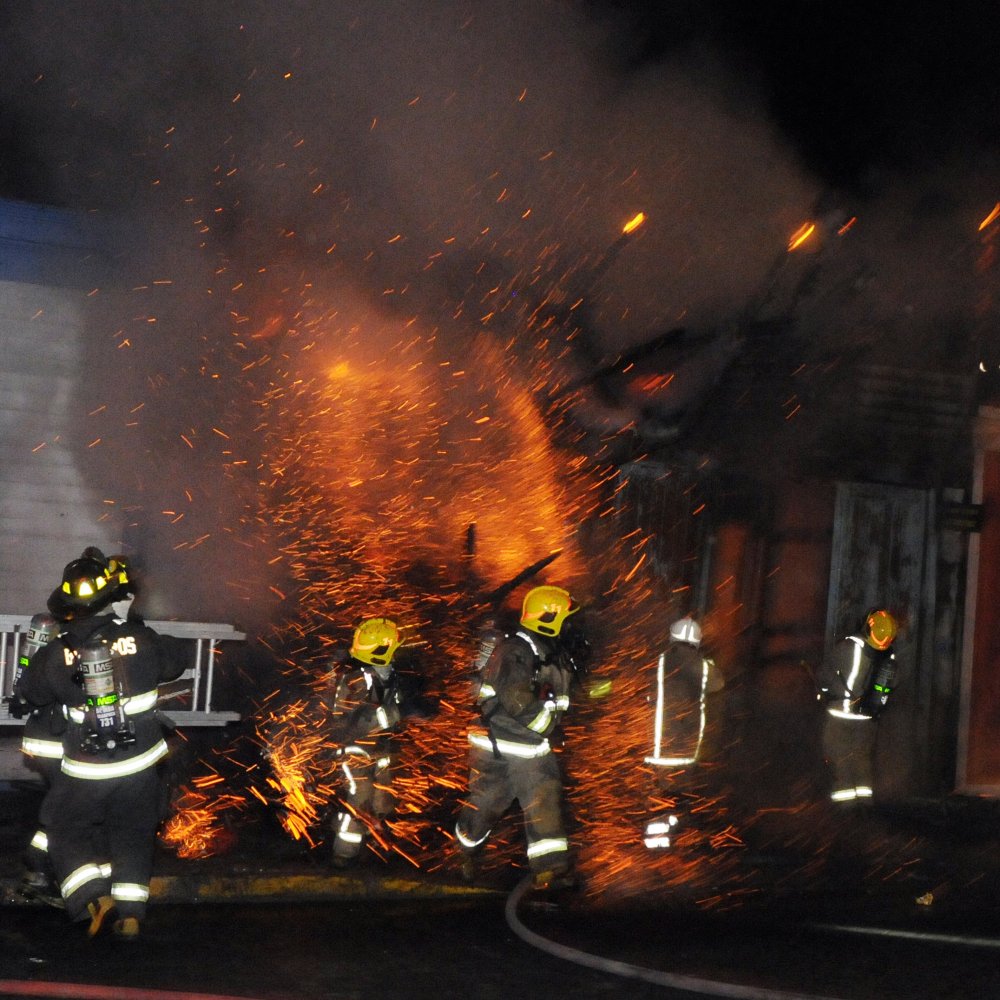 Parrillada mal apagada provocó incendio que consumió cuatro casas en Quinta Normal