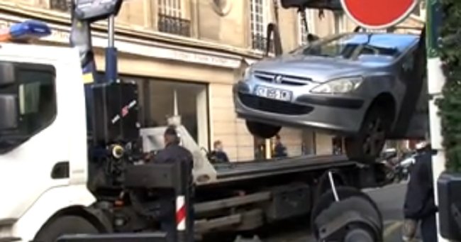 Hombre estrelló su auto contra sede presidencial francesa como protesta