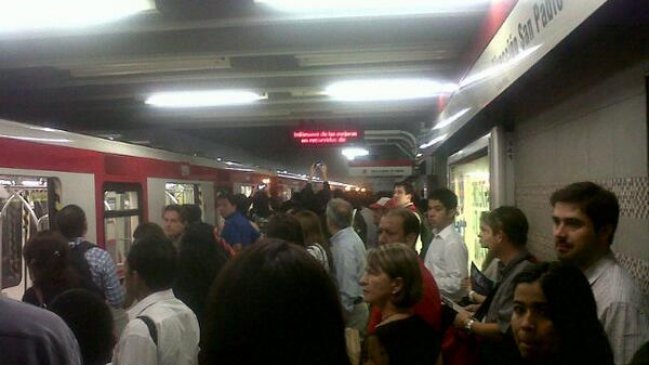 Metro: Tren fue evacuado en estación Manuel Montt