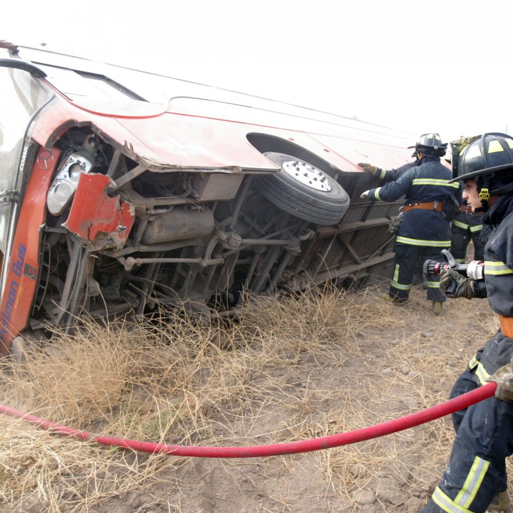 Autoridades confirmaron nueve víctimas fatales tras volcamiento de bus en Arica