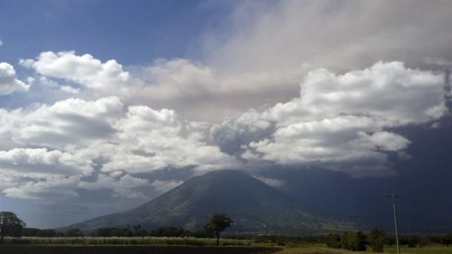 Gobierno ordenó evacuar poblados cercanos a erupción de volcán en El Salvador