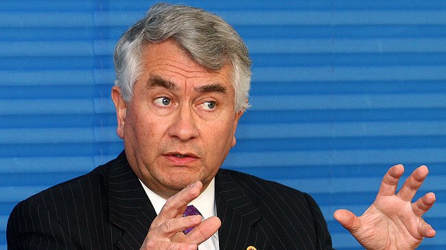 Colegio Médico: ¿Por qué a los chilenos se les pide el examen y a los extranjeros no?