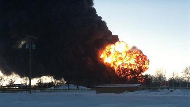 Evacuan pueblo por explosión generada tras choque de trenes en EE.UU.