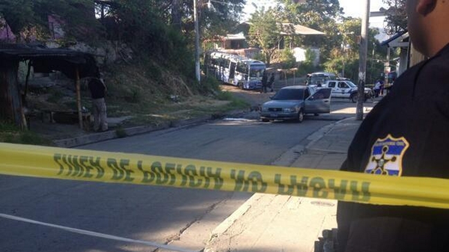 Al menos 3 muertos tras tiroteo durante asalto a bus en El Salvador