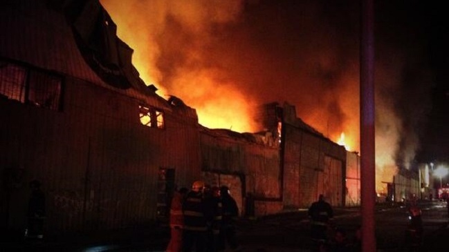 Incendio consumió tres galpones de la Zona Franca de Iquique