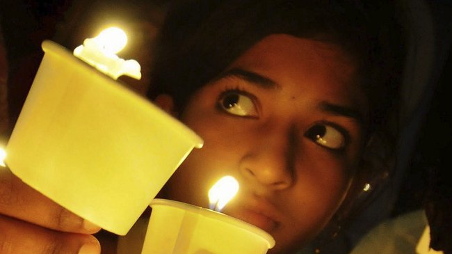 Policía india acusó a dos hombres de prender fuego a joven violada