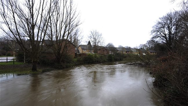 Temporal obligó a decretar más de 20 alertas de inundaciones en Reino Unido