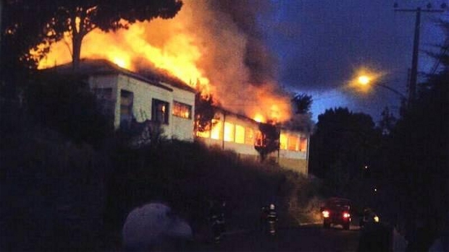 Incendio consume ex escuela Darío Salas de Carahue