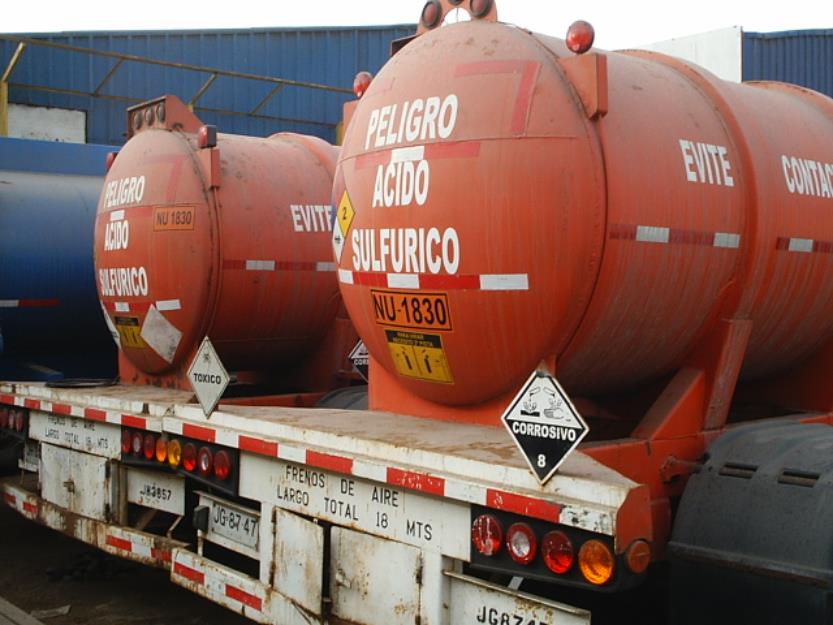 Ruta Illapel - Los Vilos permanece cerrada tras volcamiento de camión