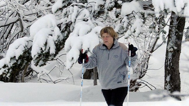 Merkel sufrió fractura mientras esquiaba: Tres semanas de licencia