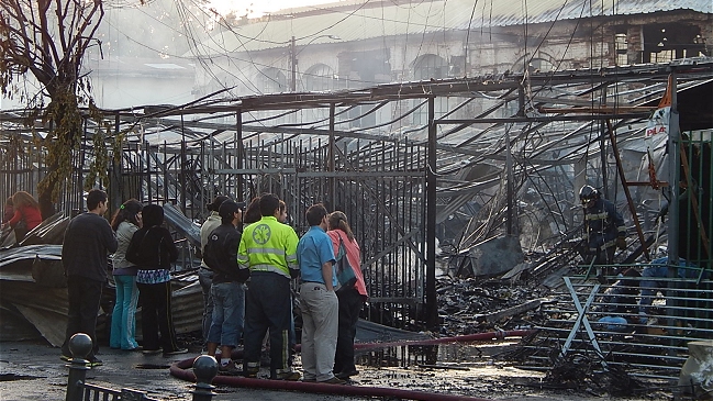 Incendio consumió más de 100 locales en el Mercado Central de Talca