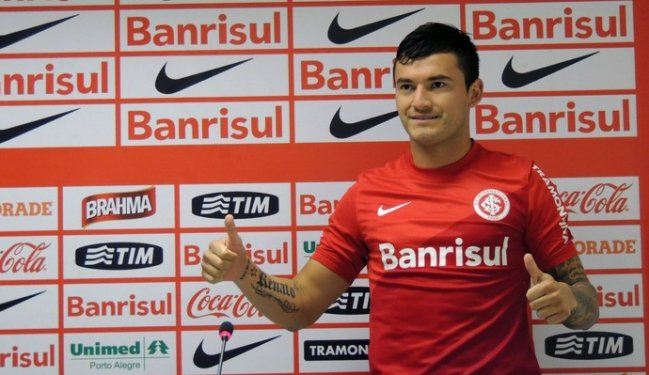 Charles Aránguiz fue presentado en Inter de Porto Alegre