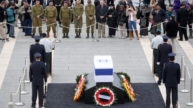 Israelíes se despiden de Ariel Sharon ante el Parlamento