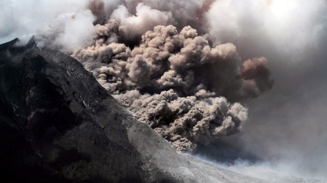 Más de 25.000 personas fueron evacuadas por erupción de volcán en Indonesia