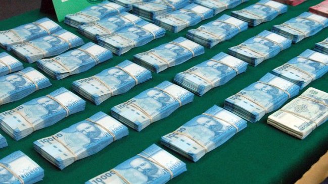 Carabineros detuvo a sujetos que compraron en mall con tarjetas clonadas