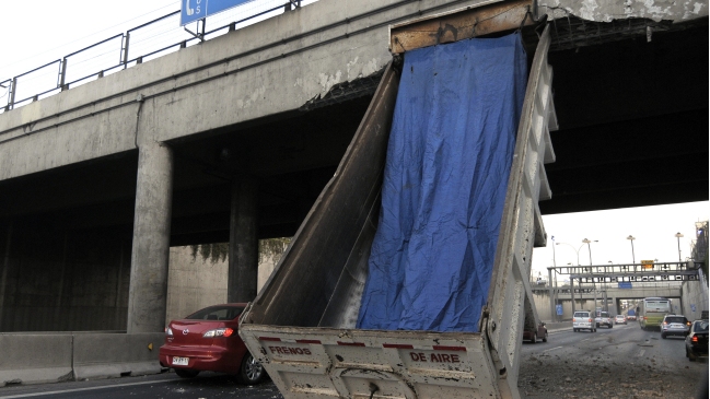 Camión que estrelló tolva en paso bajo nivel generó taco en Autopista Central