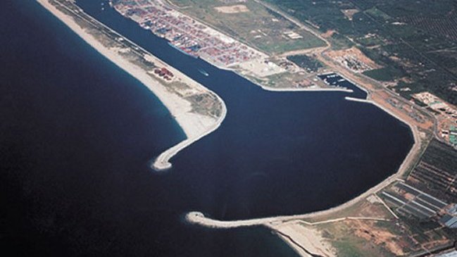 Eligen puerto italiano para la carga de arsenal químico sirio