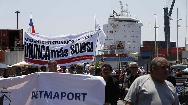 Apoyos de gremios a los portuarios complican al Gobierno