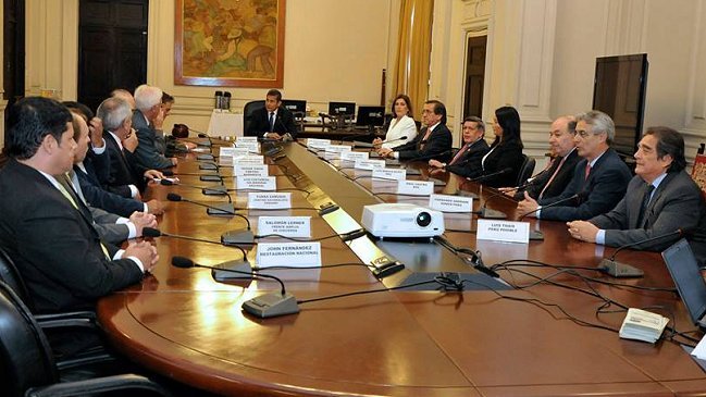 Humala se reúne con líderes políticos peruanos en la sede de Gobierno