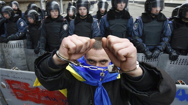 Violentos enfrentamientos en Kiev dejan al menos 200 heridos