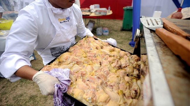 Estudio alertó altos índices de sodio en pollos marinados