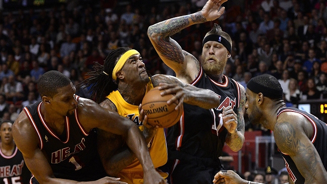 LeBron James y Chris Bosh comandaron triunfo de Miami Heat sobre Los Angeles Lakers