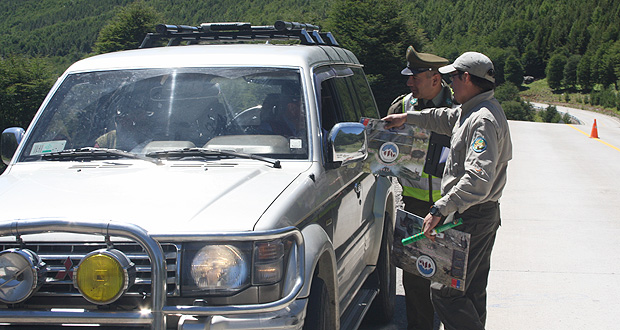 Conaf y Carabineros realizan campaña para proteger al huemul en Aysén
