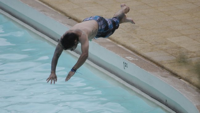 Hombre murió al caer a piscina en comuna de La Cruz