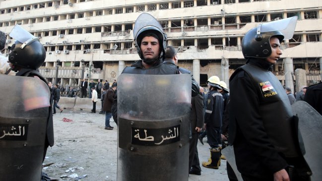 Grupo armado lanzó una bomba y disparó a policías en Egipto