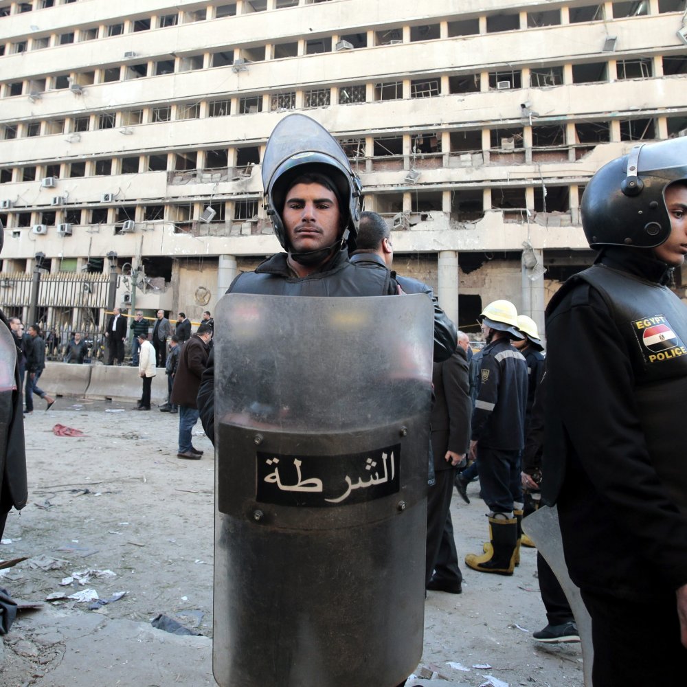 Grupo armado lanzó una bomba y disparó a policías en Egipto